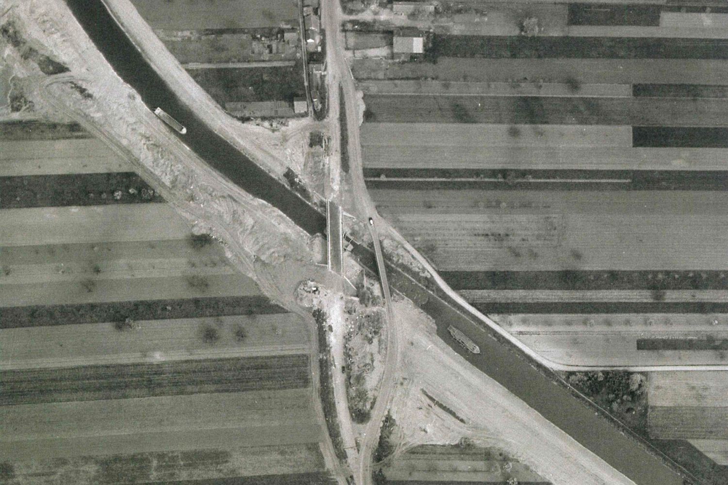 Kunheim construction du pont Sud en 1960 photo aérienne Kunheim construction du pont Sud en 1960 photo aérienne