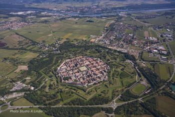 Vue aérienne de Neuf-Brisach - Photo studio Linder